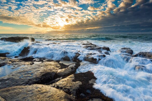 sea wallpaper 2K with waves crashing on the rocks sea wallpaper 2K with waves crashing on the rocks