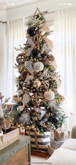 Christmas tree is decorated with large baubles 736x1592