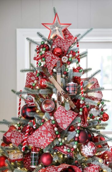 Mainly red tone Christmas tree 736x1132