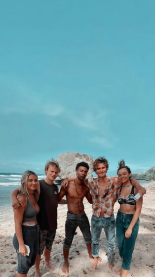 outer banks wallpaper with members arm in arm 1076x1920