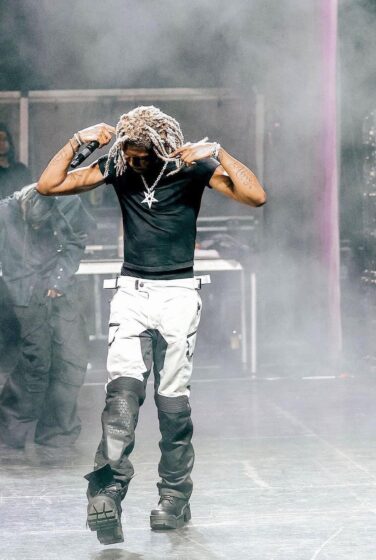 destroy lonely wallpaper confidently on stage 904x1348