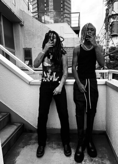 destroy lonely wallpaper with black and white color tone 904x1252