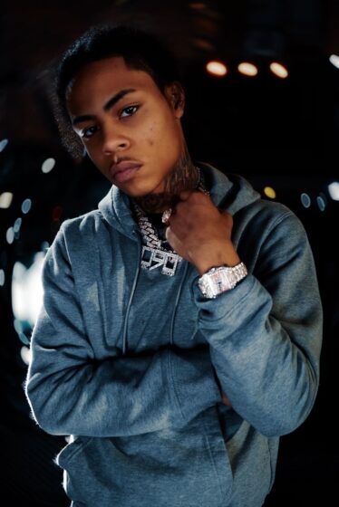 Kay flock wallpaper with hand holding collar pose 1080x1616