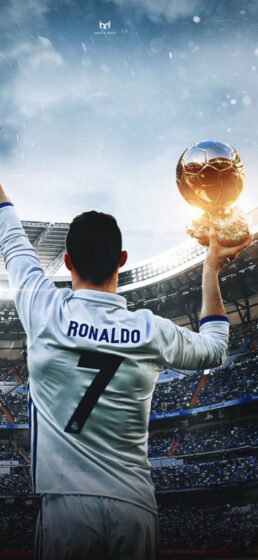 lock screen Ronaldo wallpaper holding trophy 1080x2340