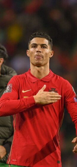 lock screen Ronaldo wallpaper puts his hand on his chest 736x1593