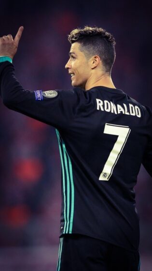 lock screen Ronaldo wallpaper wearing black shirt 750x1334