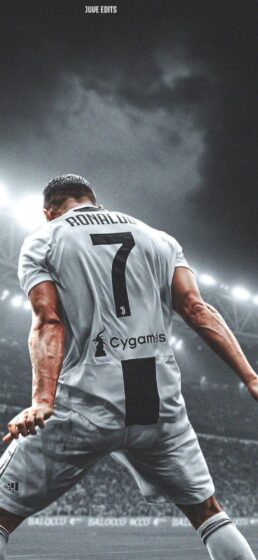 lock screen Ronaldo wallpaper with victory celebration pose 1080x2340